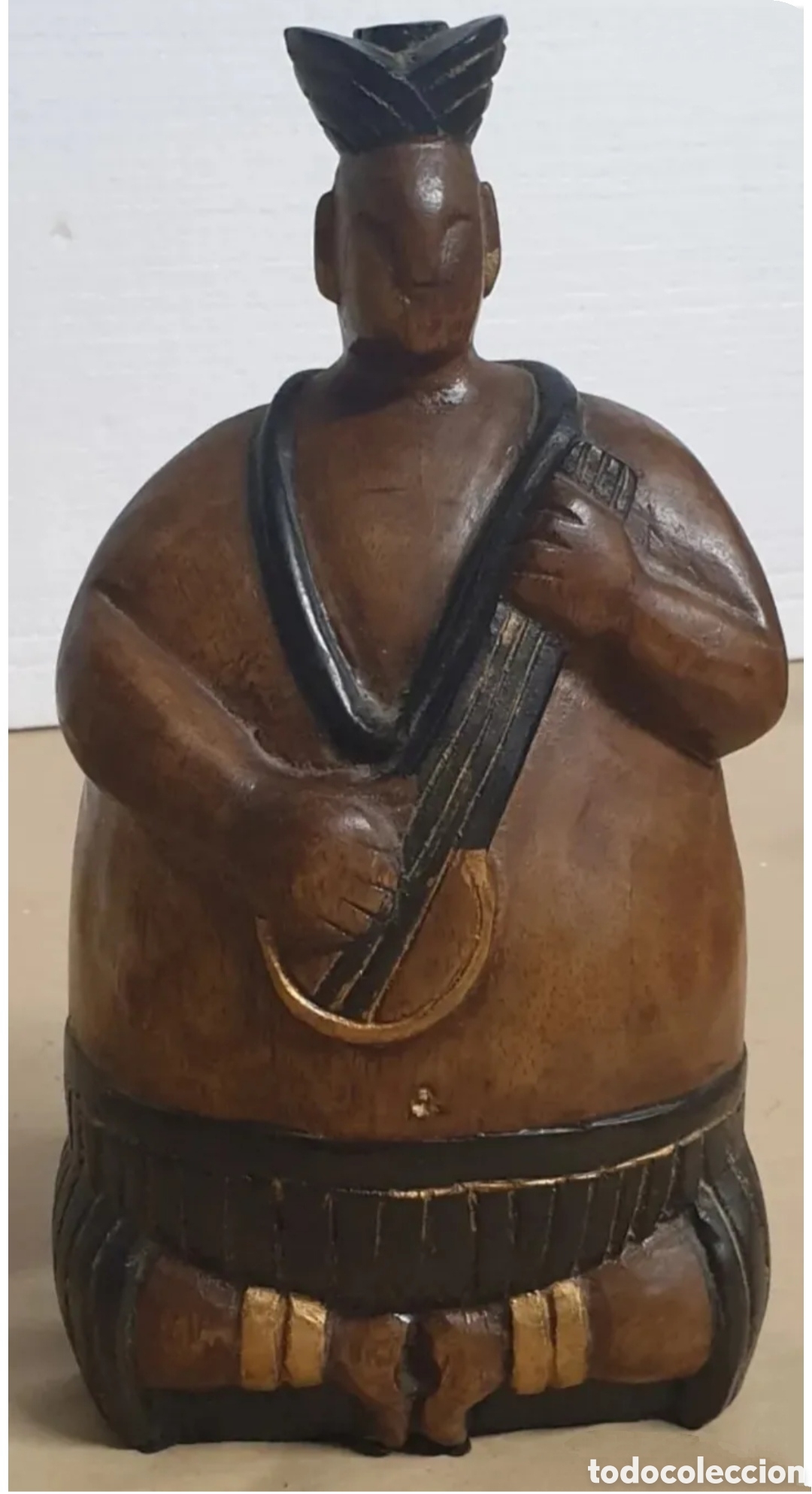 Arte: Escultura madera tallada Buda Polinesia asi&aacute;tico sentado con ornamento de banjo