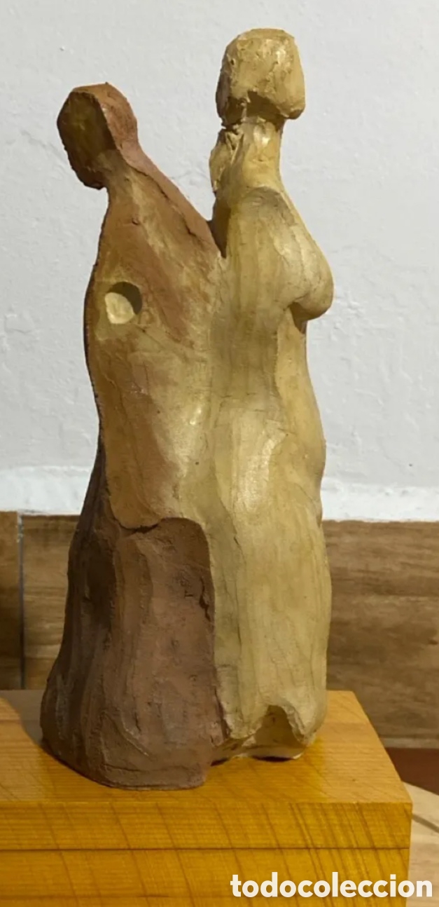 Art: Escultura contempor&aacute;nea hombre y mujer unidos fusionados en barro cocido base madera 37 cm