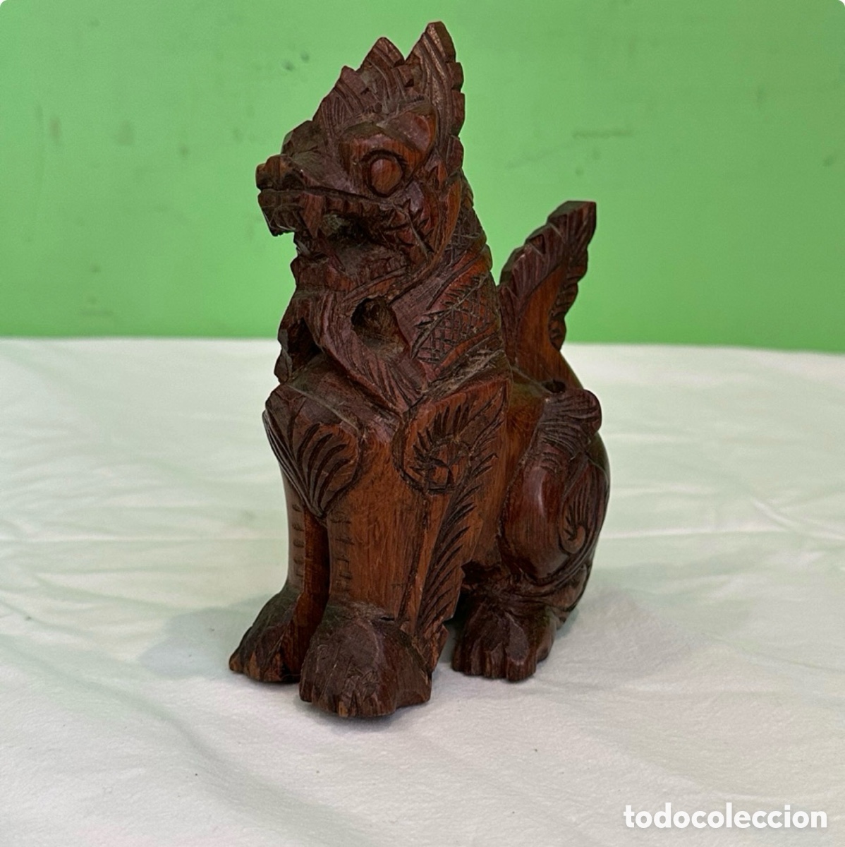 Kunst: escultura de madera tallada a mano, com&uacute;nmente conocida como un le&oacute;n guardi&aacute;n