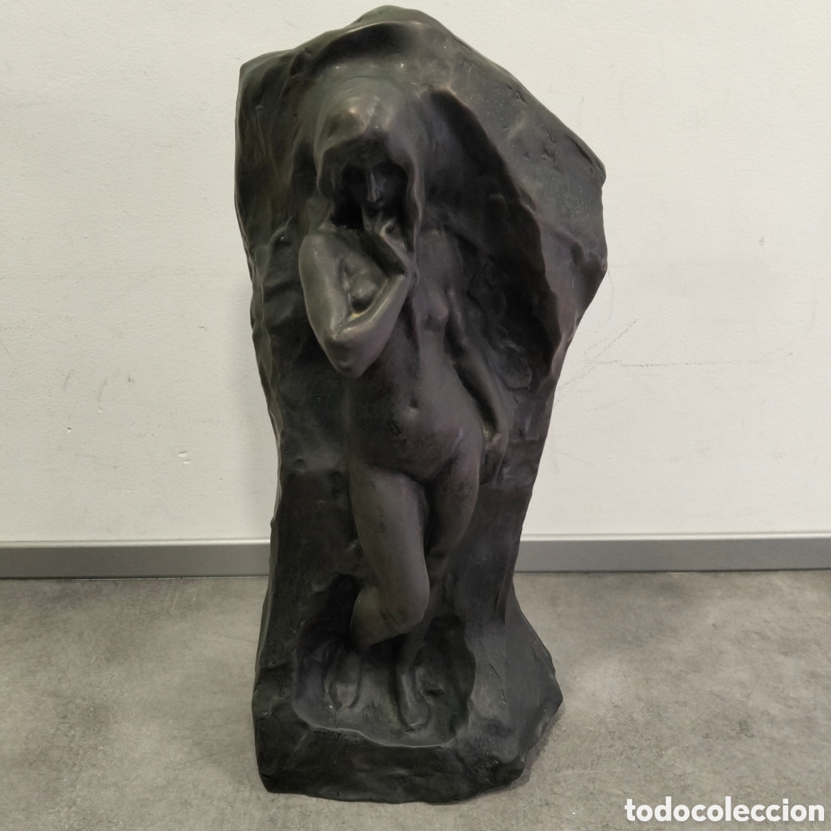 Arte: Escultura en bronce de mujer desnuda firmada D.R. | Obra de Dion&iacute;s Renart. Dona Nua