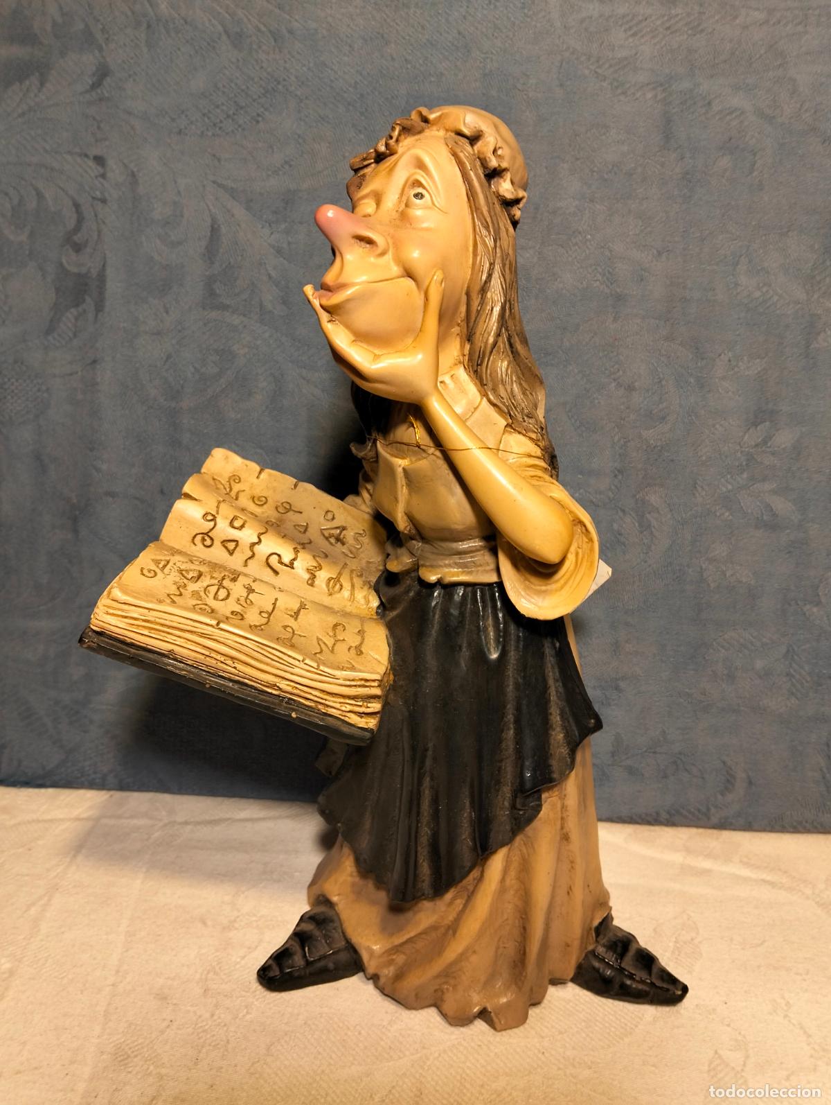 Kunst: Figura escultura vintage de resina bruja bruxa con livro m&aacute;gico libro d'almeida