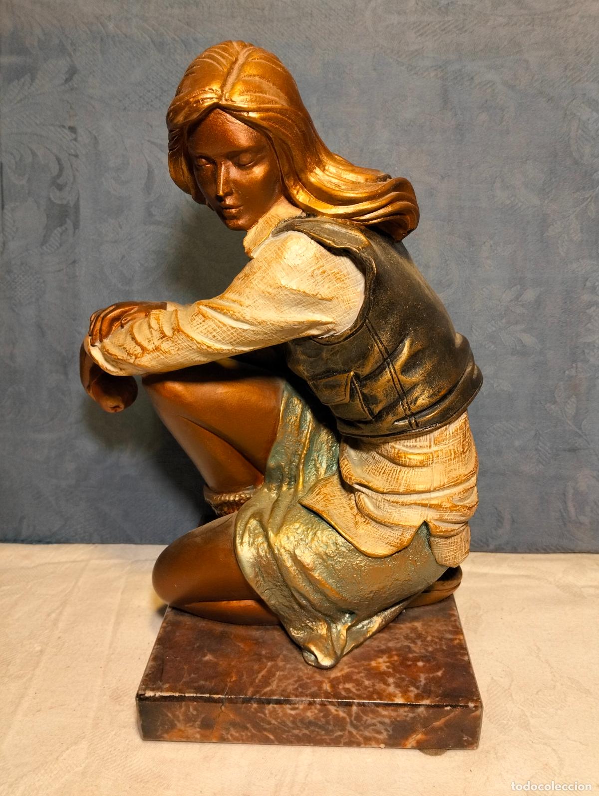 Arte: Figura escultura vintage de resina mujer sentada sobre base m&aacute;rmol piel color cobre rubia pensativa