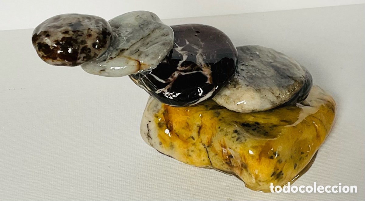 Art: N&uacute;mero 32. Escultura piedras.