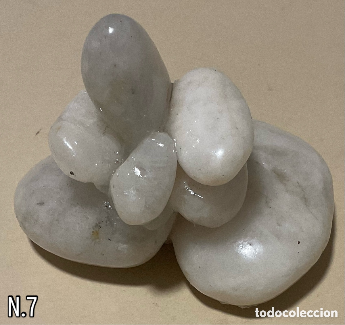Art: N&uacute;mero 7. Escultura de piedra.