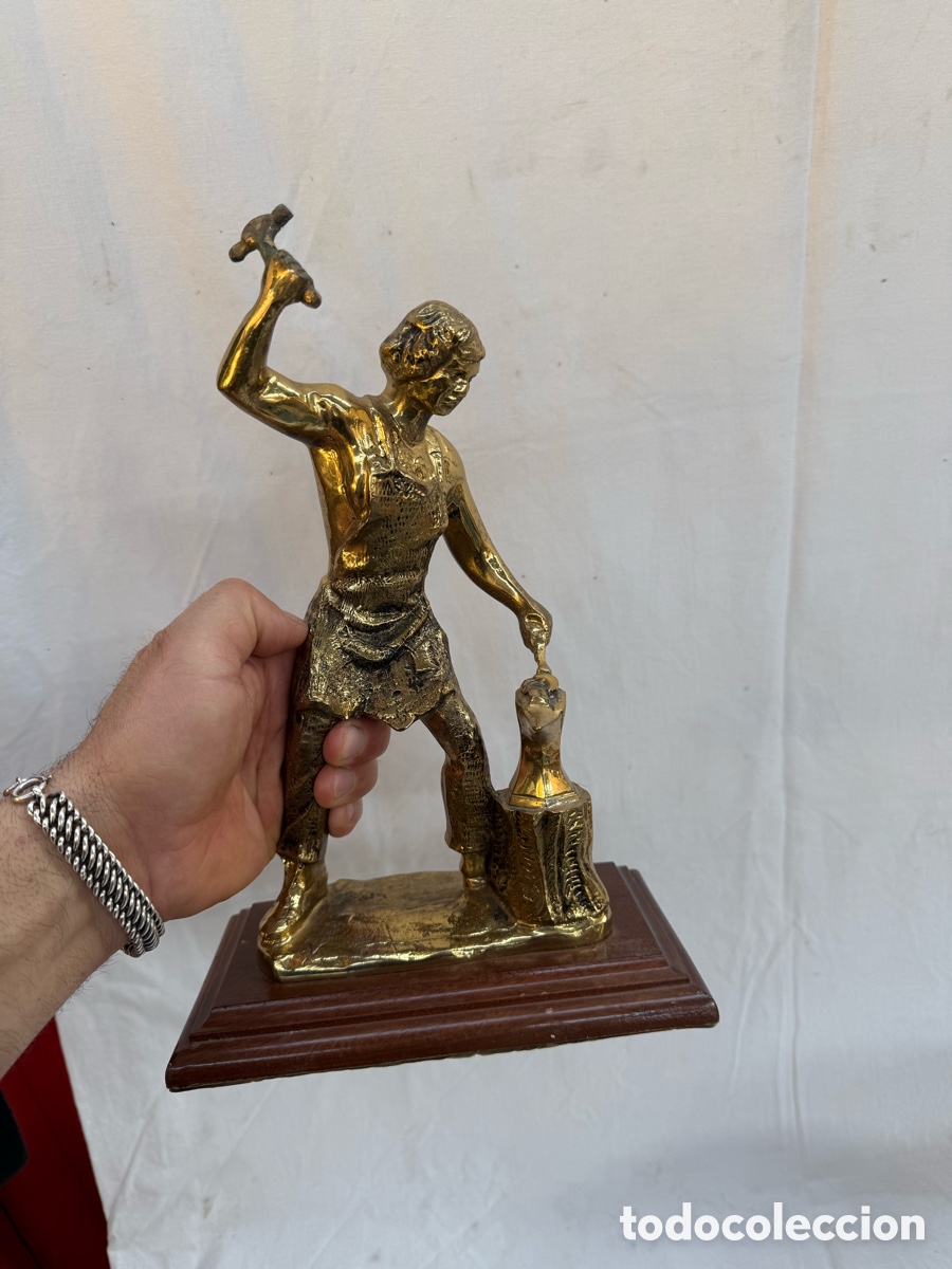 Arte: Antigua figura-escultura de bronce,Herrero forjador