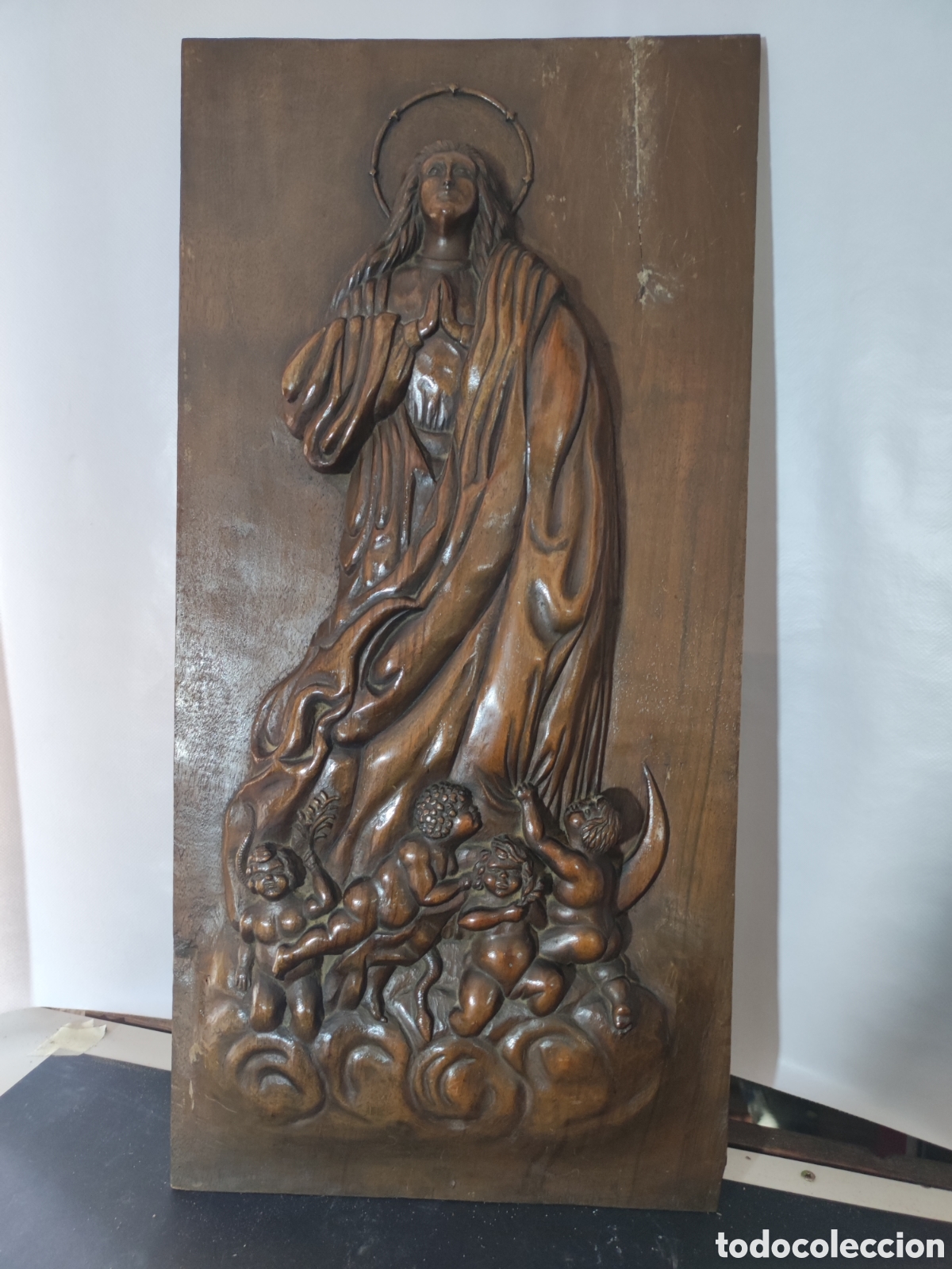 Arte: Relieve virgen con &aacute;ngeles tallada sobre nogal