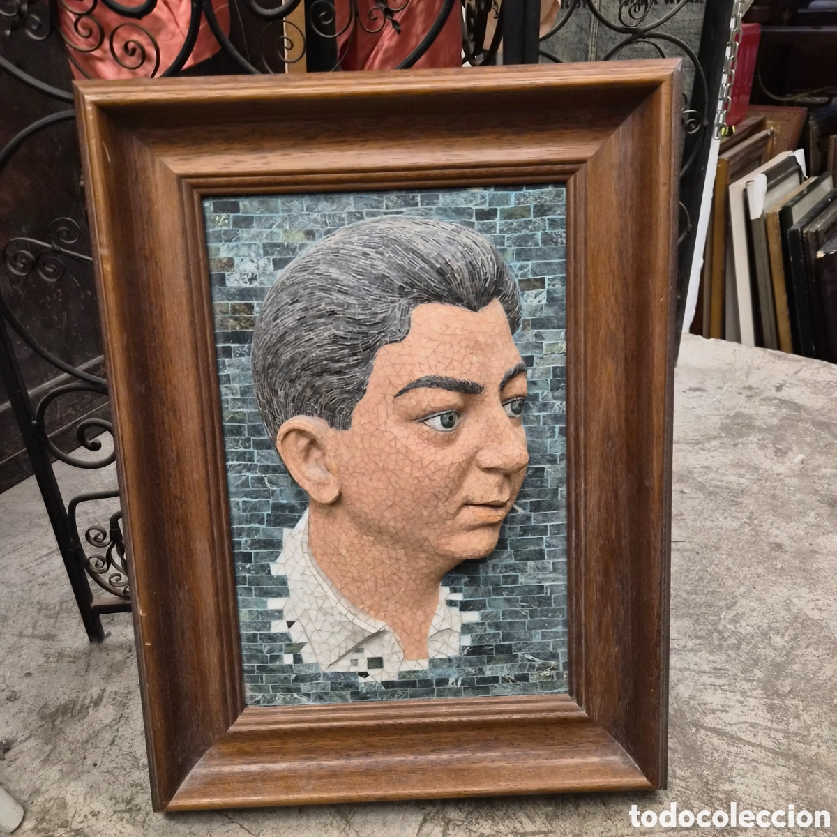 Arte: Antiguo cuadro en mosaico Retrato masculino en relieve