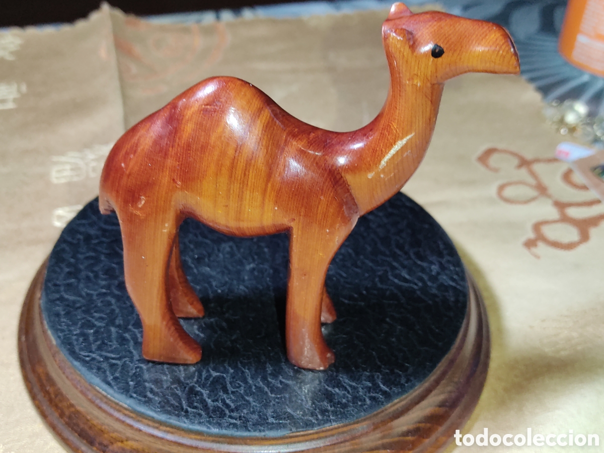 Arte: Camello tallado en madera.