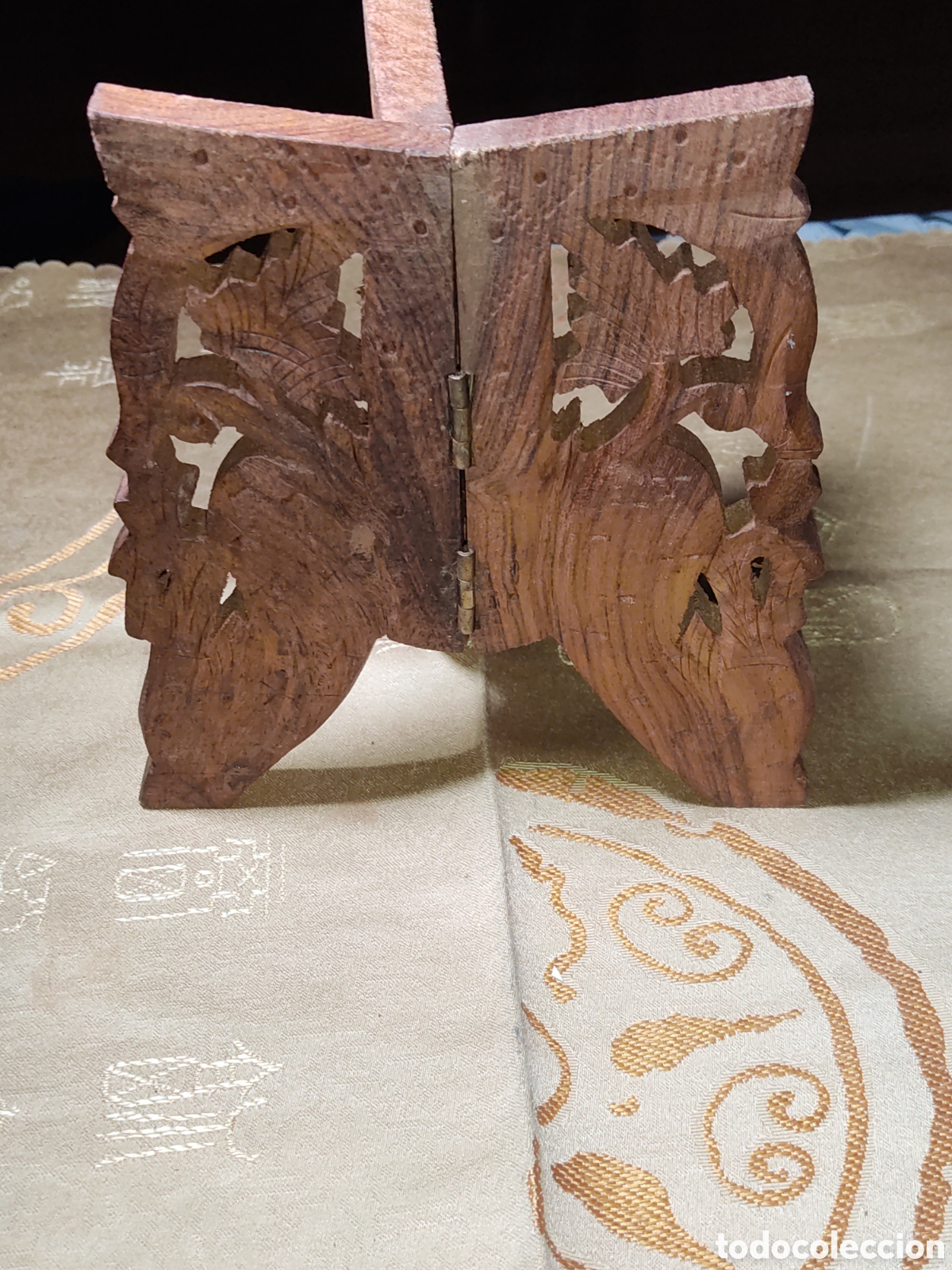 Arte: Salvamantel o tr&iacute;pode plegable de madera tallada.