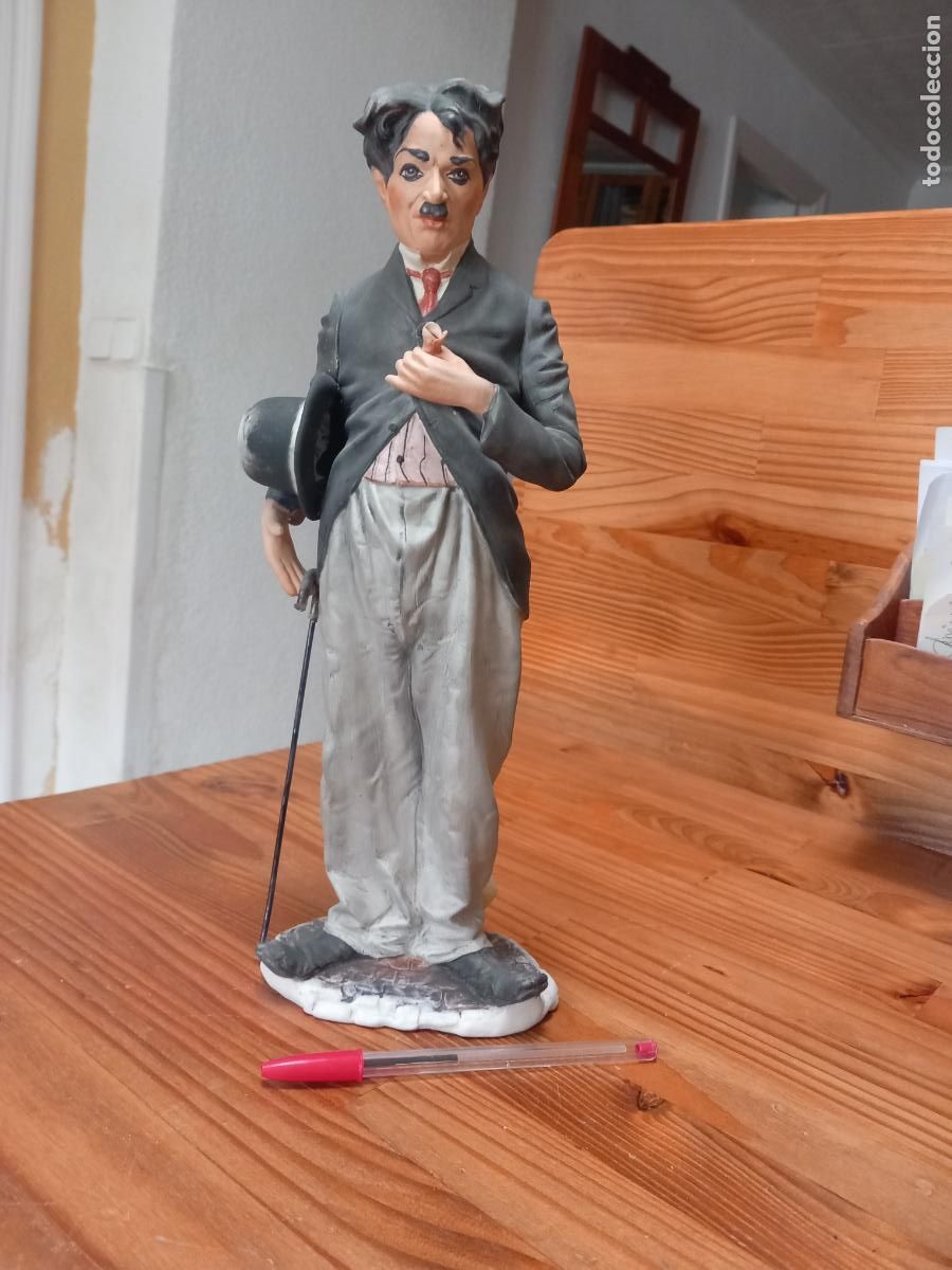 Arte: Figura Charles Chaplin en porcelana artistica, creada por el artista Emil Cretu,