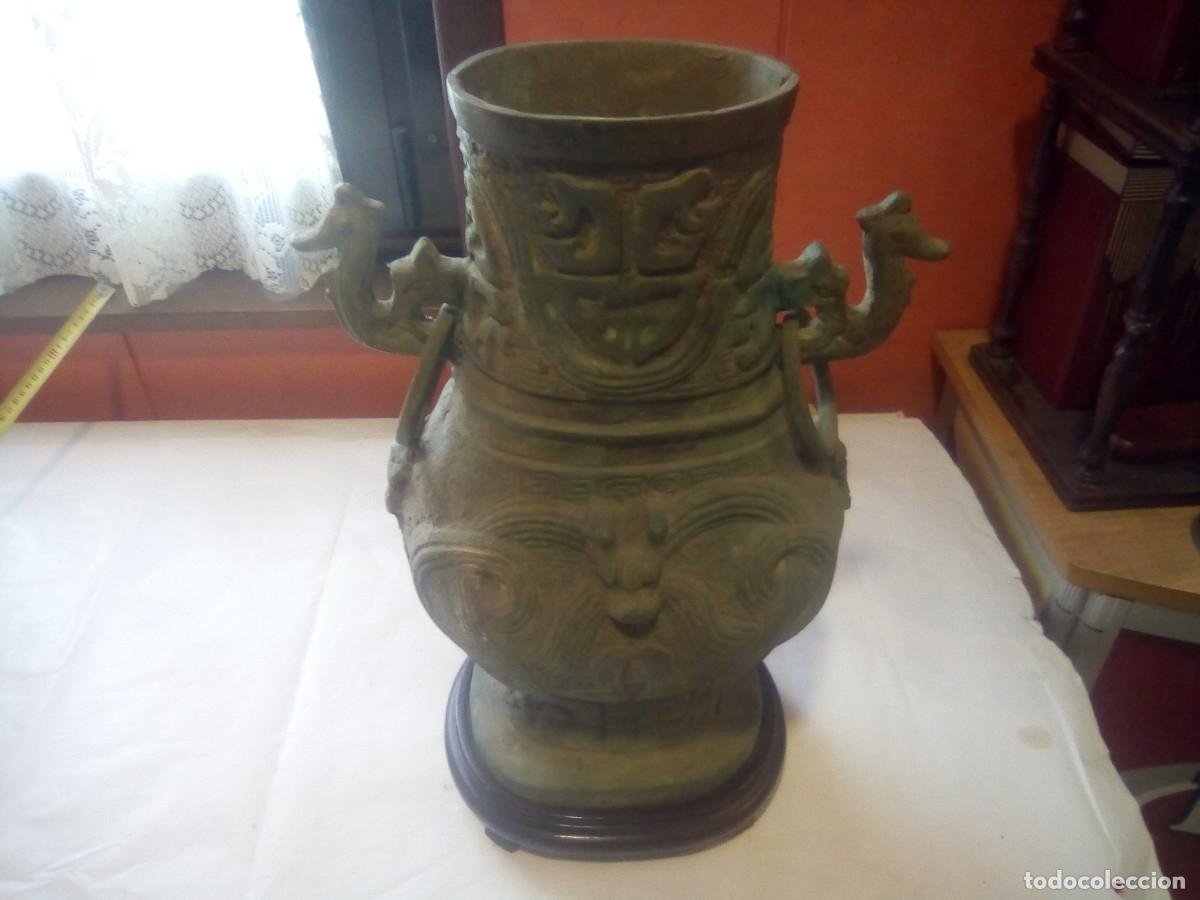 Arte: jarron de bronce base de madera - Foto 2