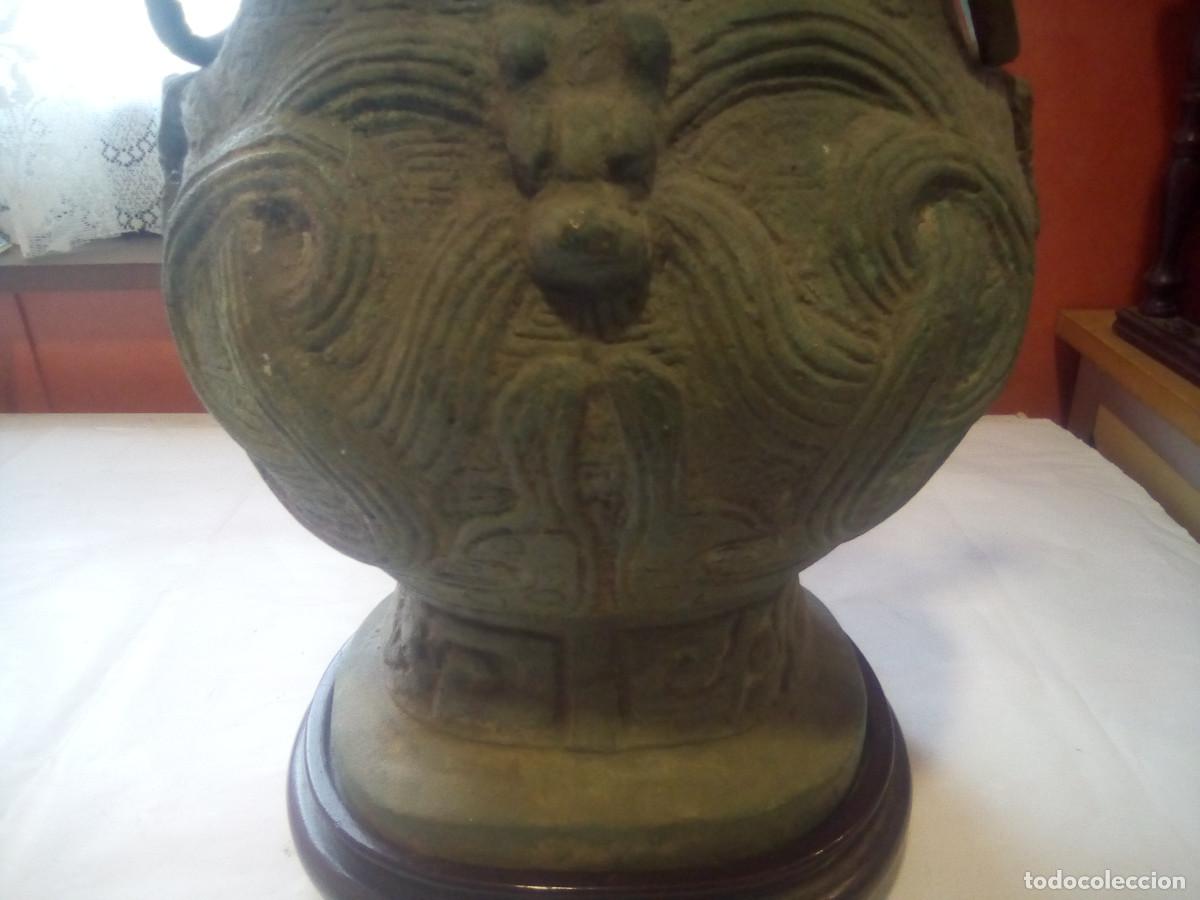 Arte: jarron de bronce base de madera - Foto 3