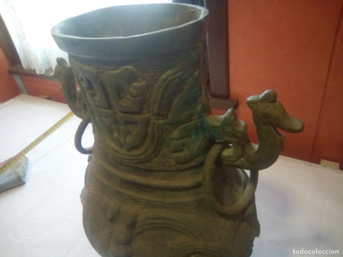 Arte: jarron de bronce base de madera - Foto 4