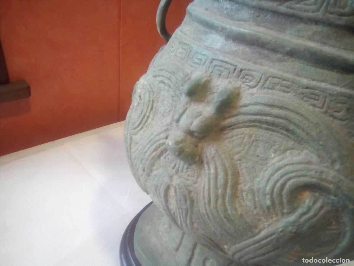 Arte: jarron de bronce base de madera - Foto 9