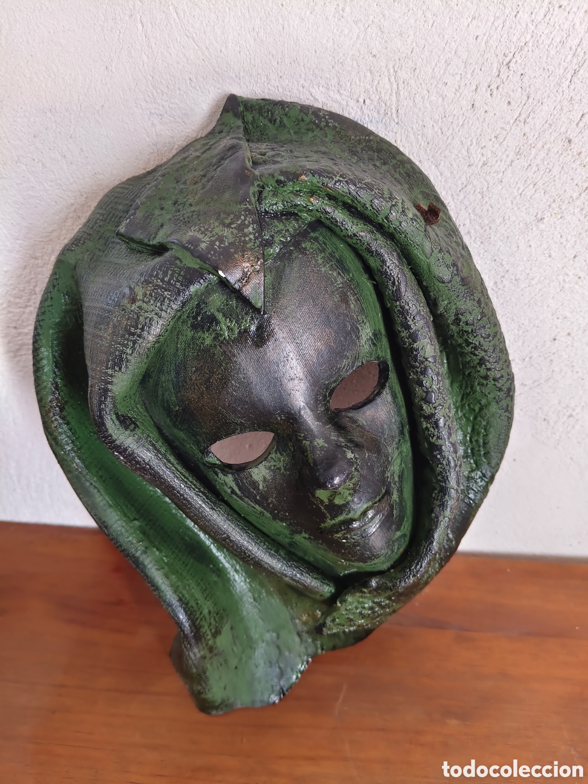 Kunst: Gran mascara de ceramica antigua patinada en verde viejo