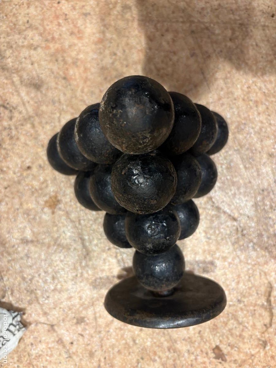 Arte: Escultura con proyectiles de ca&ntilde;on naval en hierro