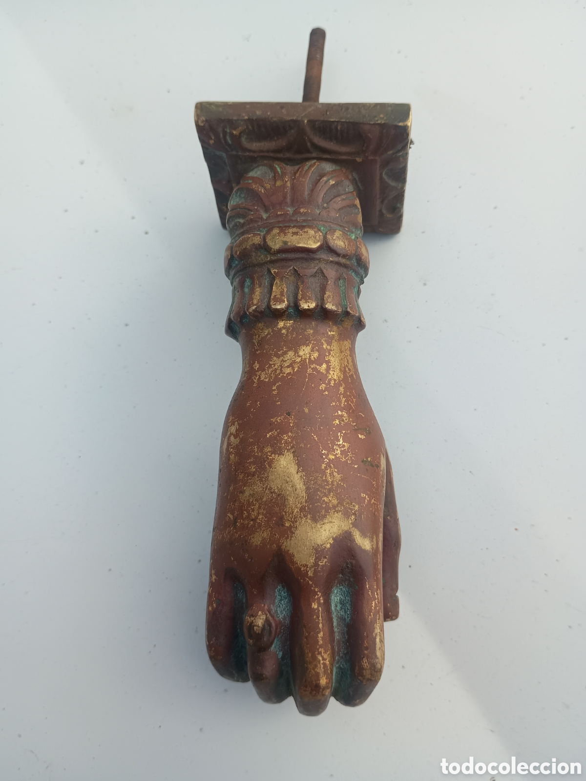 Arte: Aldaba llamador mano anillo bronce