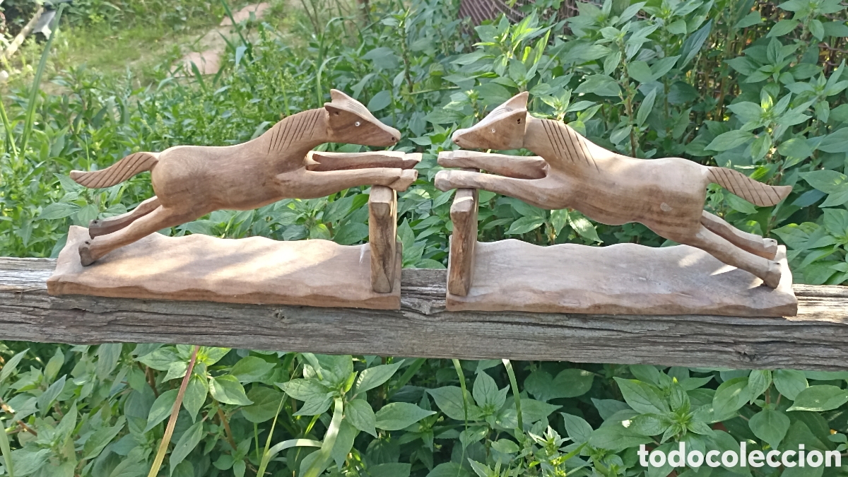Arte: Un precioso set de portalibros tallados de madera caballos saltando