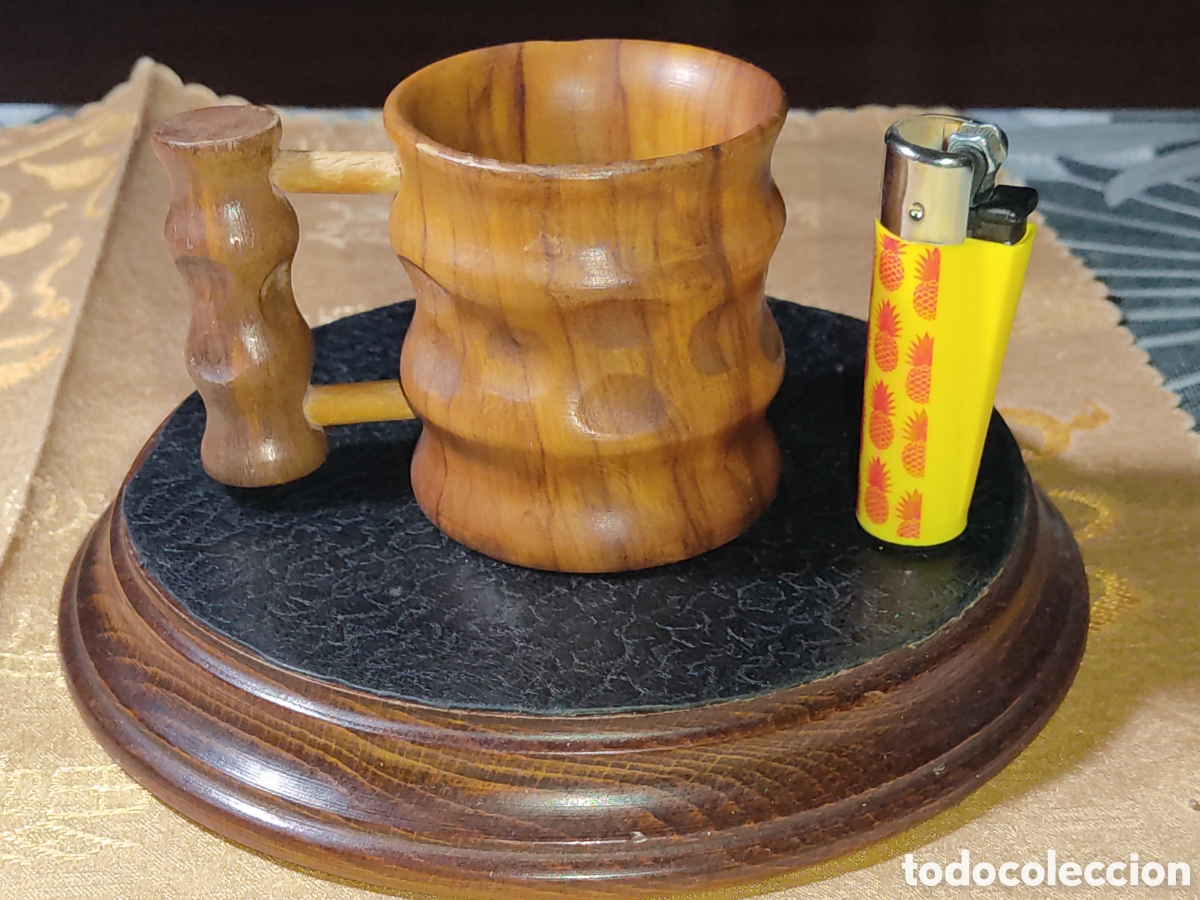 Arte: Peque&ntilde;a jarra artesanal de madera de olivo.