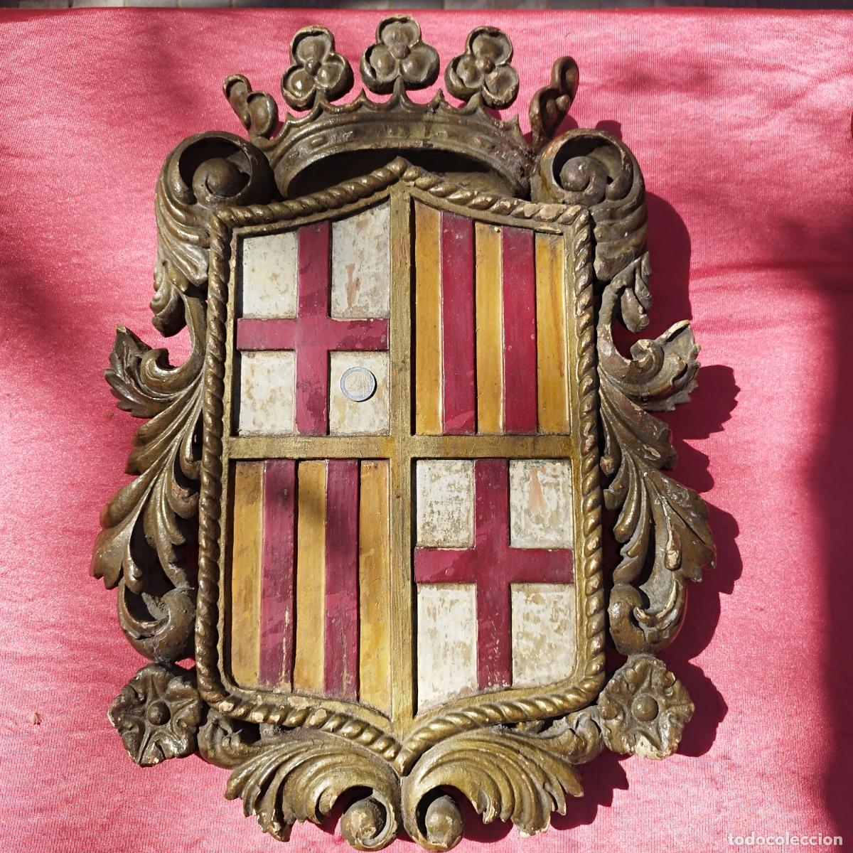 Arte: TALLA ESCUDO DE BARCELONA DE DOS PALOS CON CRUZ SANT JORDI Y CORONA - MADERA CON POLICROMIA 45 x 61