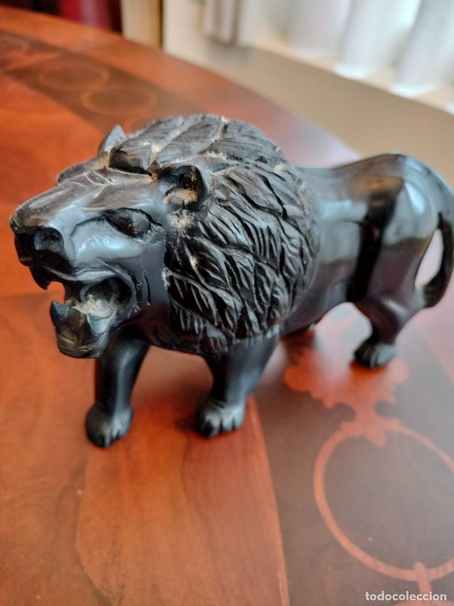 Arte: Figura antigua de le&oacute;n en talla de madera noble