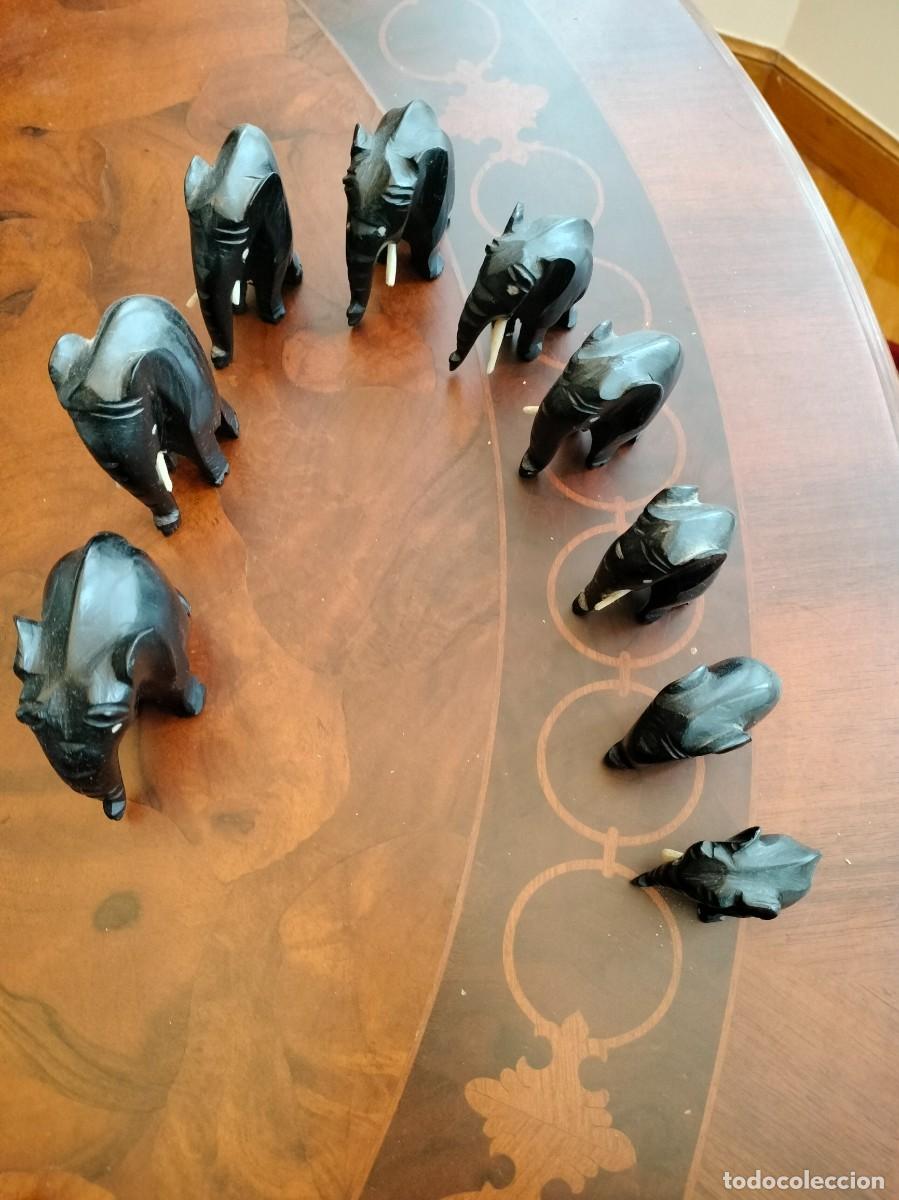 Arte: Grupo de nueve figuras de elefantes de madera noble talladas