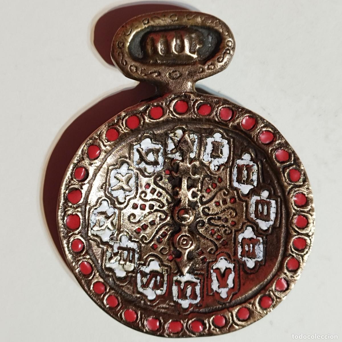 Arte: ESCULTURA REPRESENTANDO UN RELOJ DE BOLSILLO DE BRONCE CON ESMALTE CHAMPLEVE