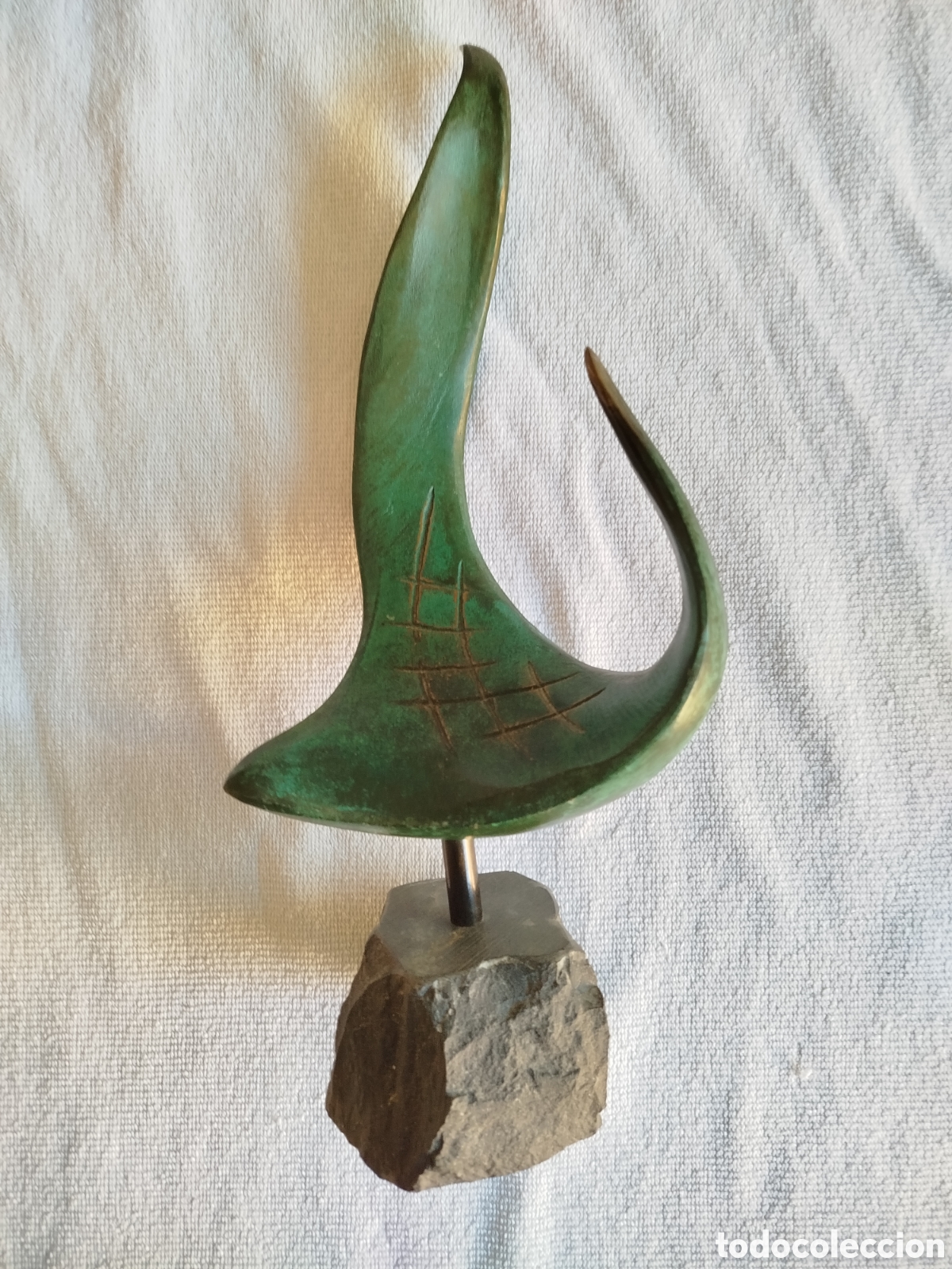 Arte: Escultura brutalista bronce sobre piedra, firmada por su autor.