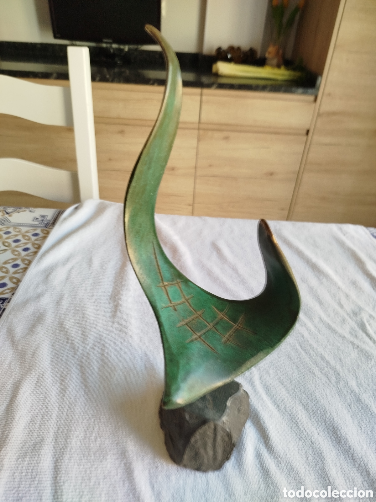 Arte: Escultura brutalista bronce sobre piedra, firmada por su autor.