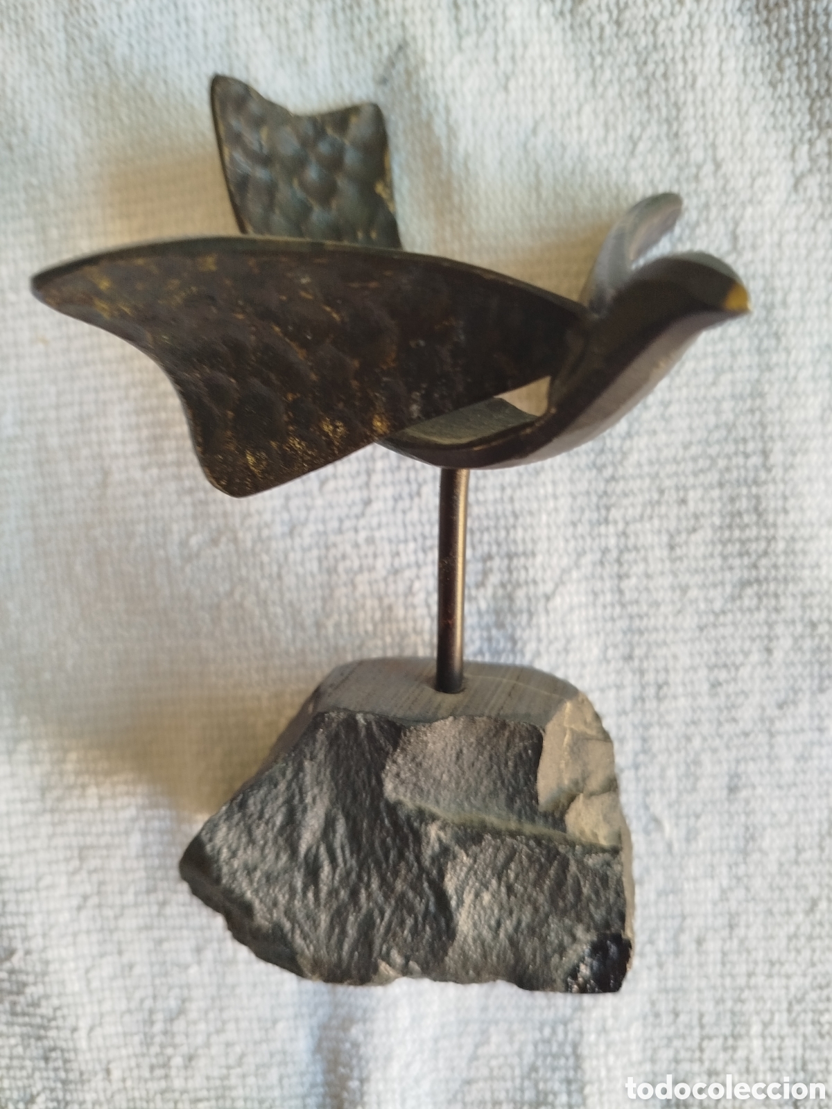 Arte: Escultura brutalista forma de ave, bronce sobre piedra. Firmada por el autor.