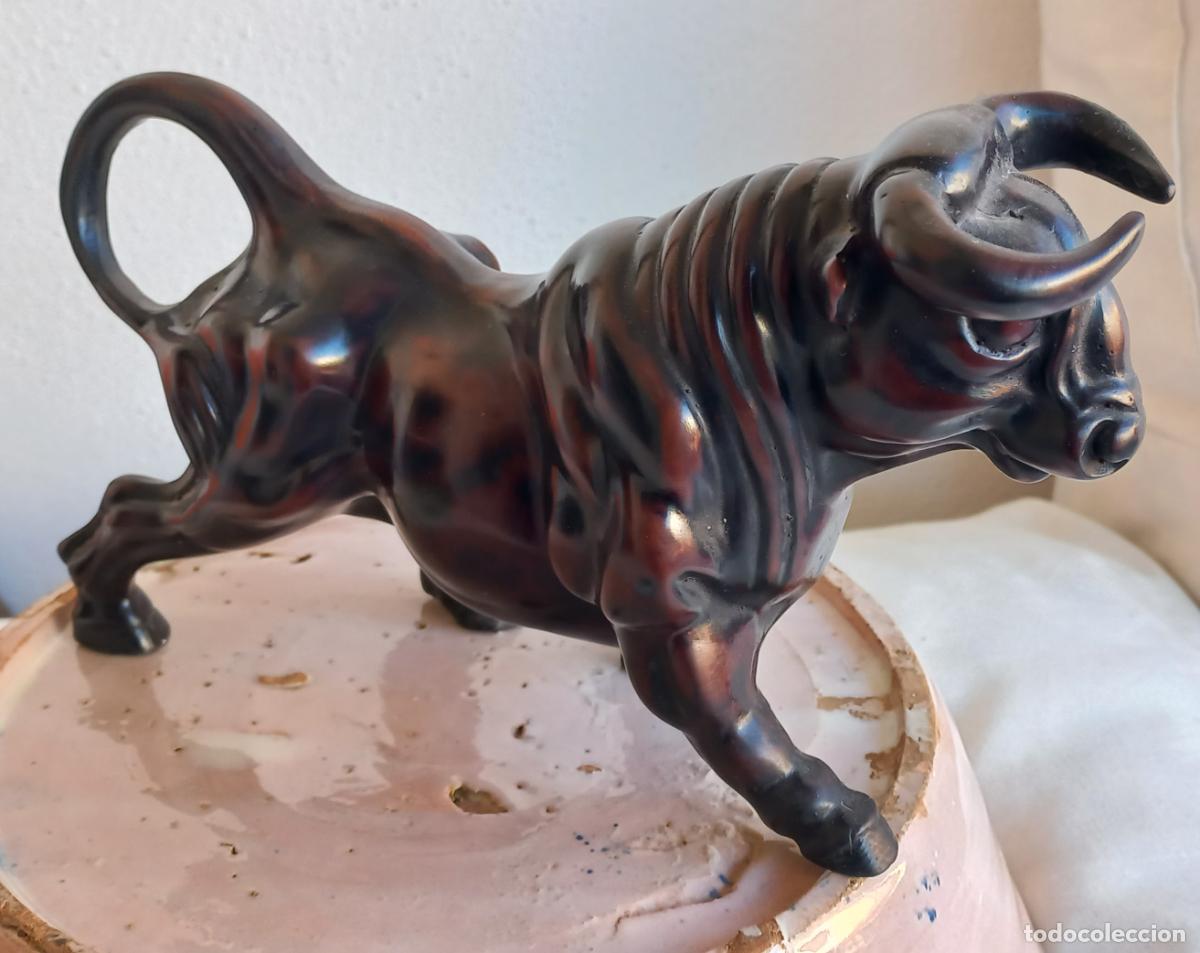 Arte: Figura decorativa de Toro, creo que de Iyara Craft. 23 x 14 cm.