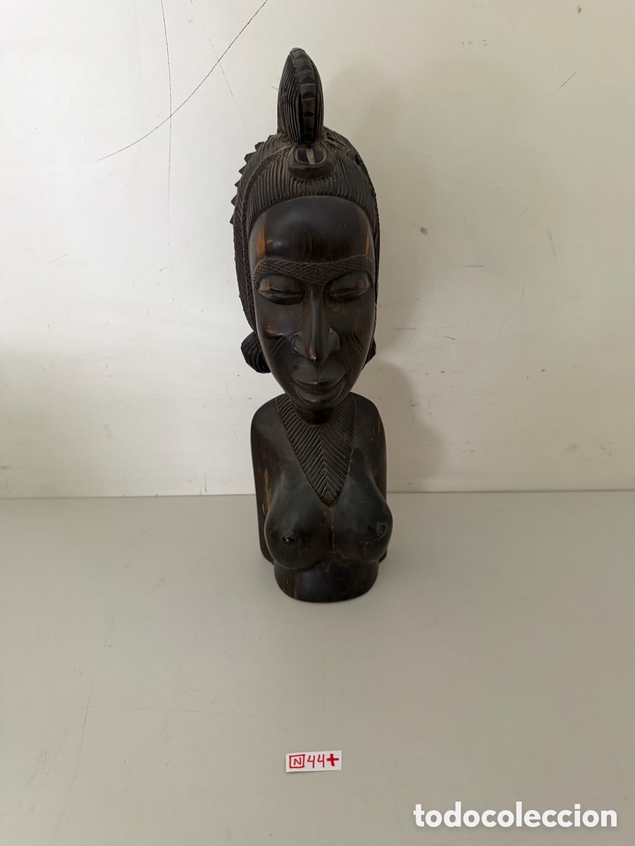 Arte: escultura de busto de una mujer africana,
