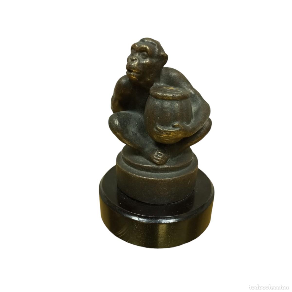 Arte: MONO PISAPAPELES EN BRONCE