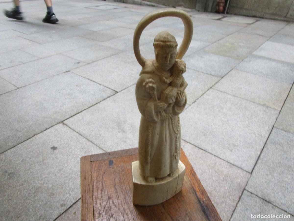 Art: GALICIA Talla en osamenta cachalote de Jos&eacute; Vasco Seijo - SAN ANTONIO CON NI&Ntilde;O 28x9x5cm 980gr 1980.