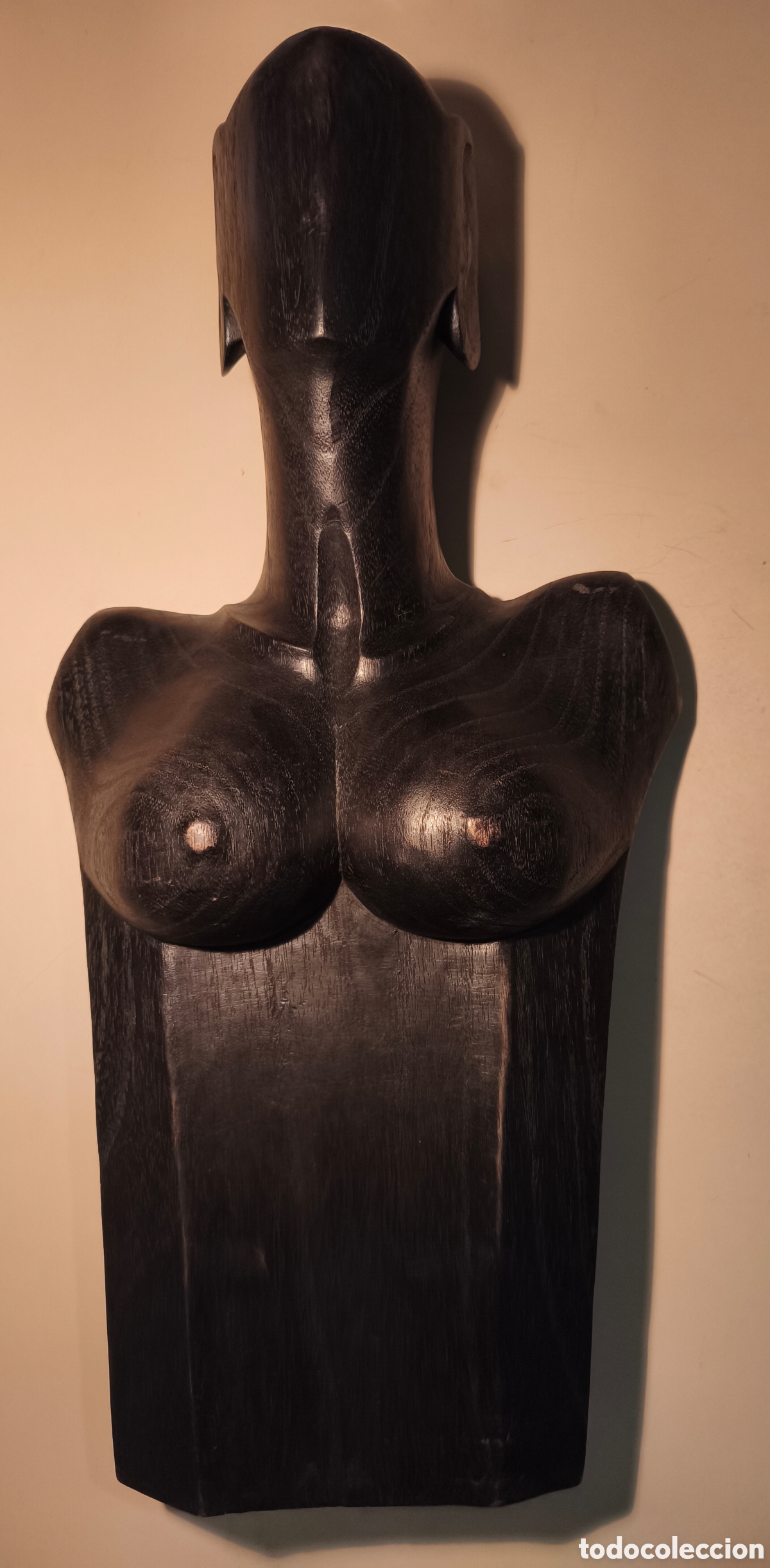 Arte: Busto de madera con inspiraci&oacute;n africana.