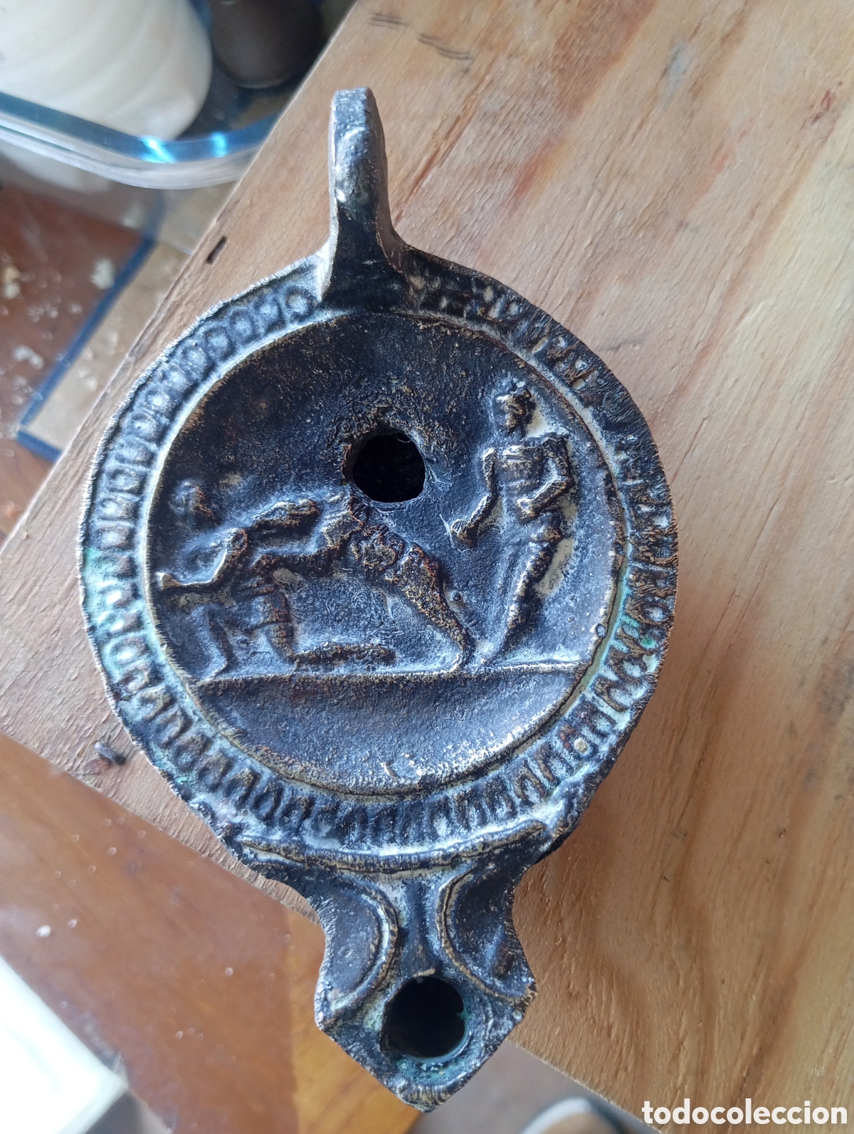 Arte: Lucerna Caldil Romano de Cobre firmado con relieve de Gladiadores