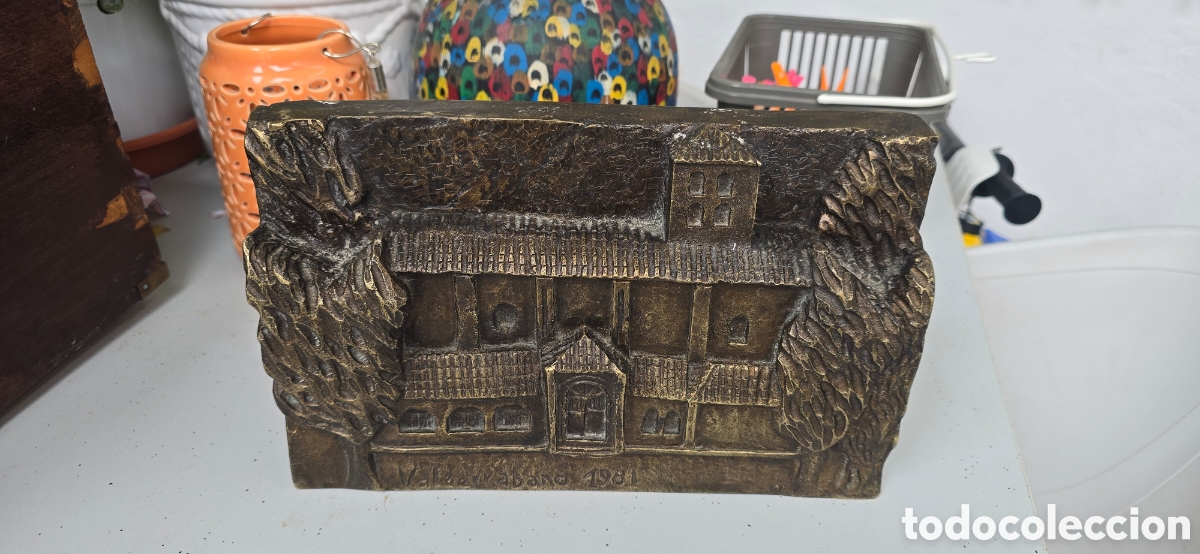 Arte: CURIOSA ESCULTURA DE BRONCE RELIEVE EDIFICIO, IGLESIA .? VALDERRABANO 1981 . PALENCIA