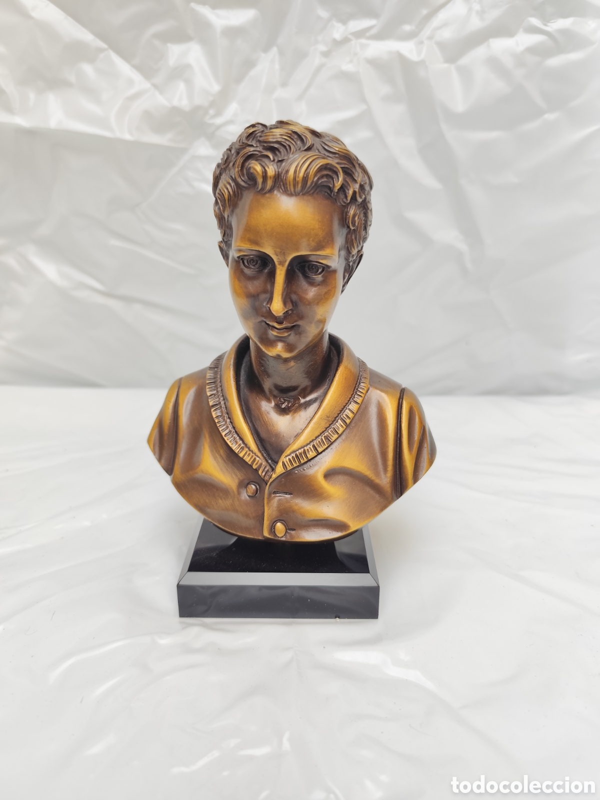 Art: resina de alta densidad / alabastro reconstituido con acabado en p&aacute;tina bronce envejecido, sobre bas