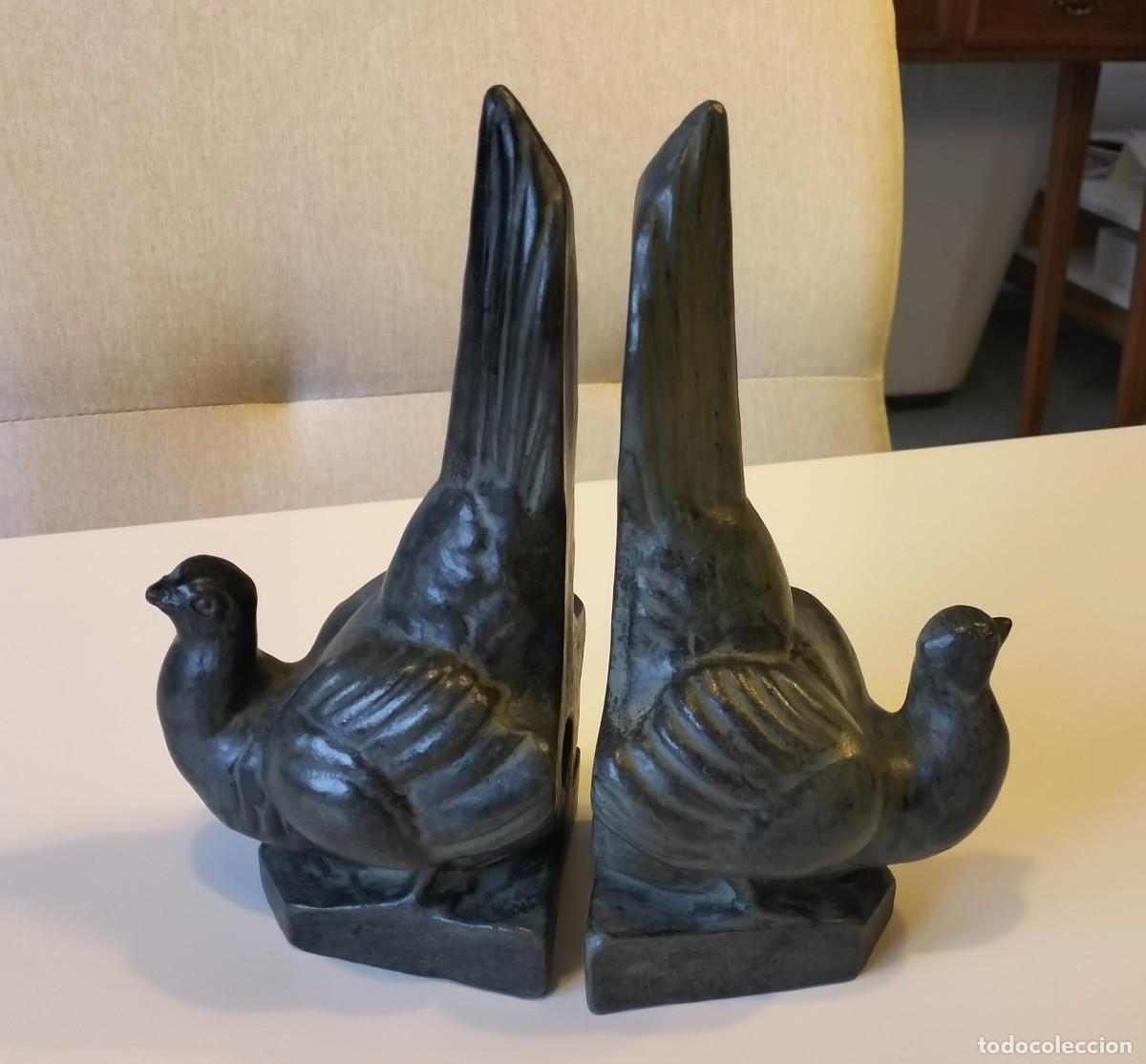 Art: MARC&Oacute;, QUART,GIRONA. TERRACOTA ARGERATA. PAREJA AVES SOPORTALIBROS. A&Ntilde;OS 60-70.