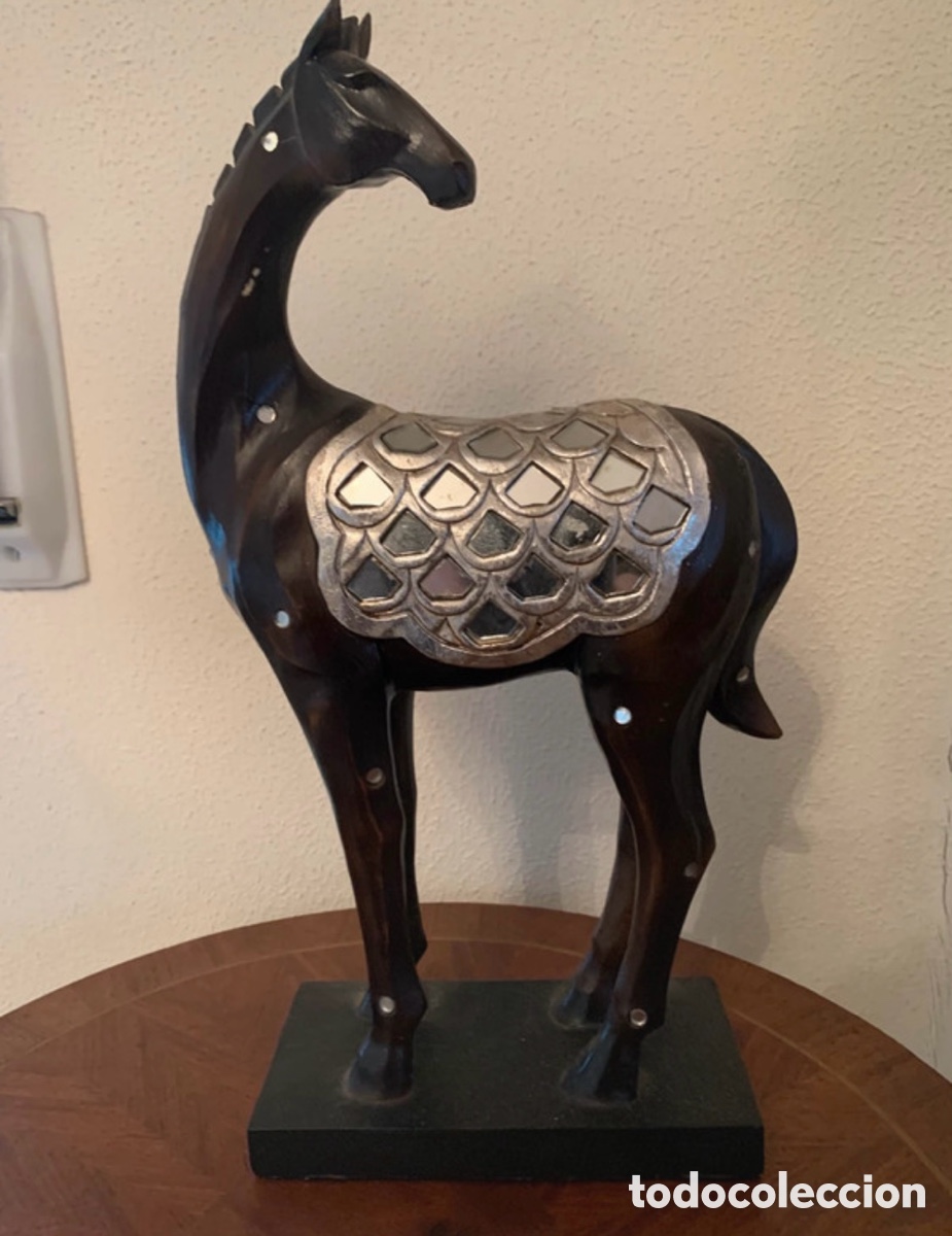 Arte: Escultura de caballo en madera con incrustaciones efecto espejo