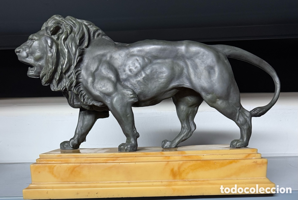 Kunst: Estatua de Le&oacute;n con peana