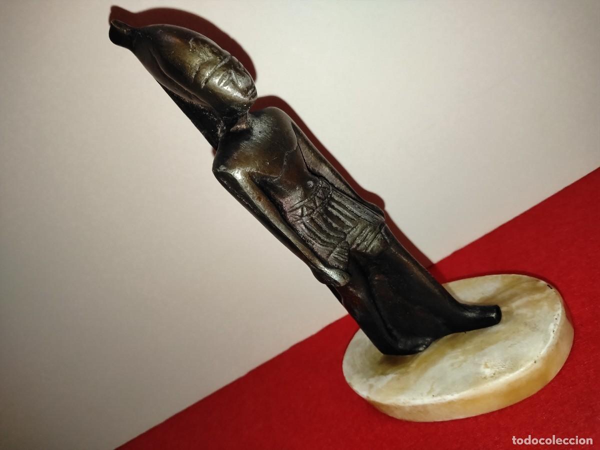 Kunst: FIGURA FARA&Oacute;N DEL ANTIGUO EGIPTO,EN BRONCE Y BASE DE M&Aacute;RMOL 19 x 10 x 7 cm