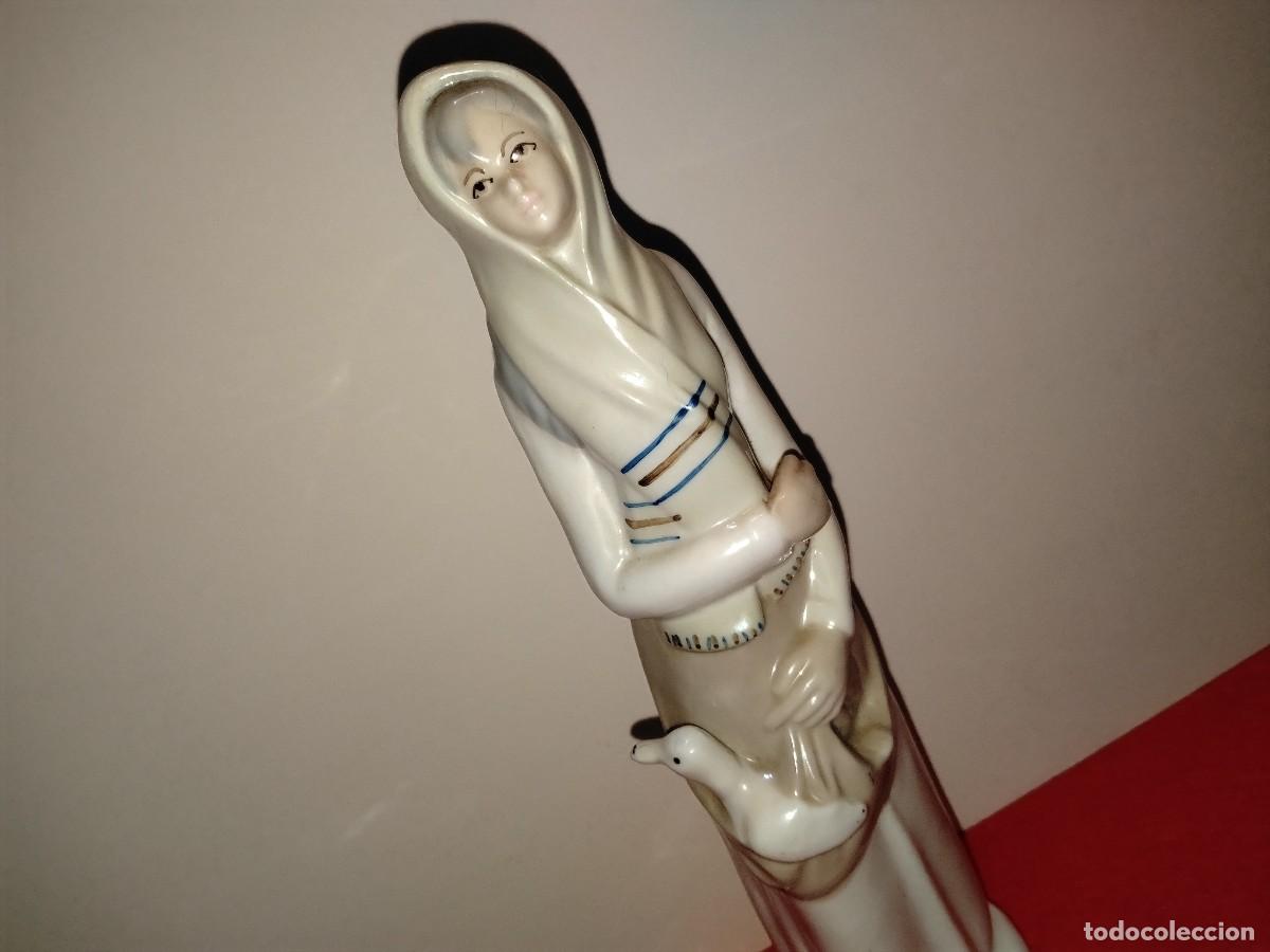 Kunst: FIGURA DE PORCELANA PASTORCILLA CON PATO RECOGIDO,FIRMA TITO - 28 x 8 x 7 cm