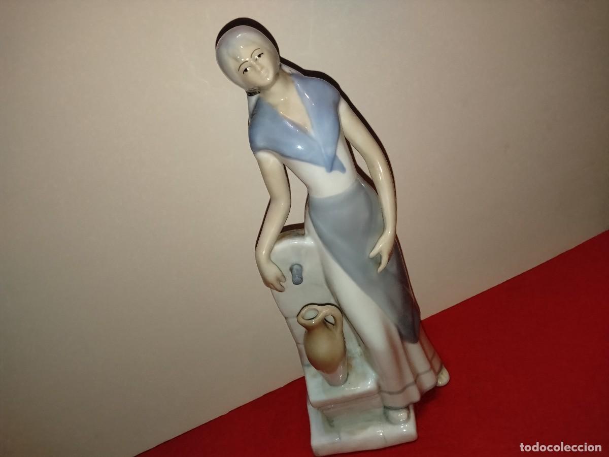 Kunst: FIGURA DE PORCELANA VALENCIANA, MUJER EN FUENTE ,FIRMA TITO - 30 x 11 x 11 cm