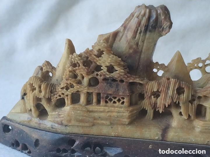 Arte: Espectacular escultura antigua en piedra de jabon que representa un paisaje oriental chino