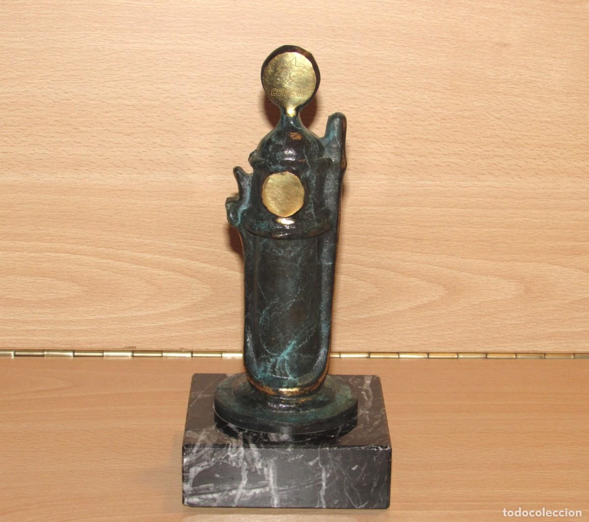 Kunst: Escultura figura corporativa bronce sobre m&aacute;rmol antiguo surtidor de gasolina Cepsa