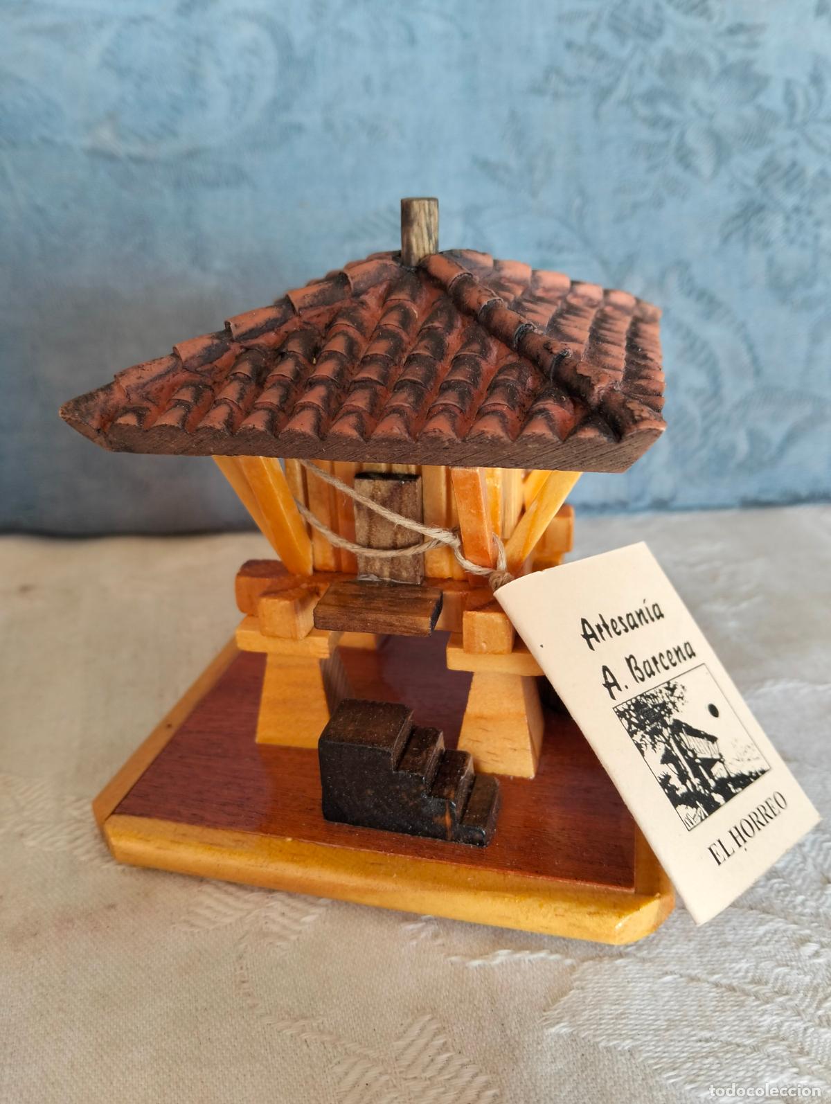 Kunst: Figura escultura de casa casita granero tradicional de madera Artesan&iacute;a A. Barcelona el horreo