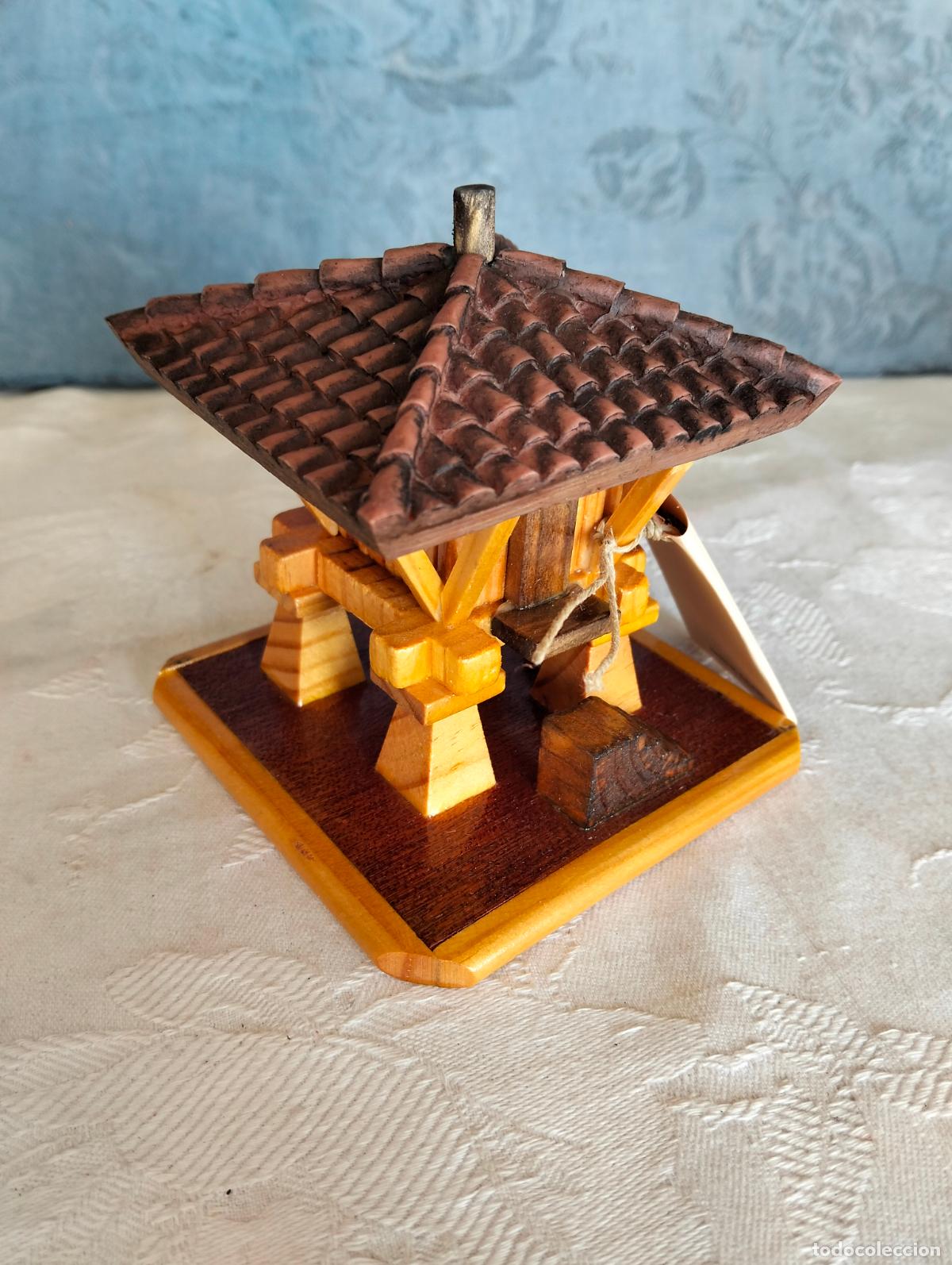 Kunst: Figura escultura de casa casita granero tradicional de madera Artesan&iacute;a A. Barcelona el horreo