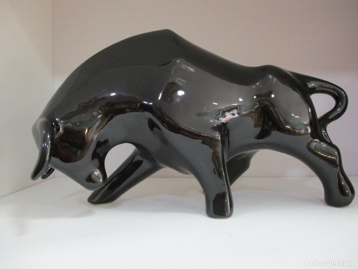 Arte: ESCULTURA CERAMICA TORO DE LIDIA - HECHO Y PINTADO A MANO - 33 CM - AUTOR EMILIO FERRER GOMEZ
