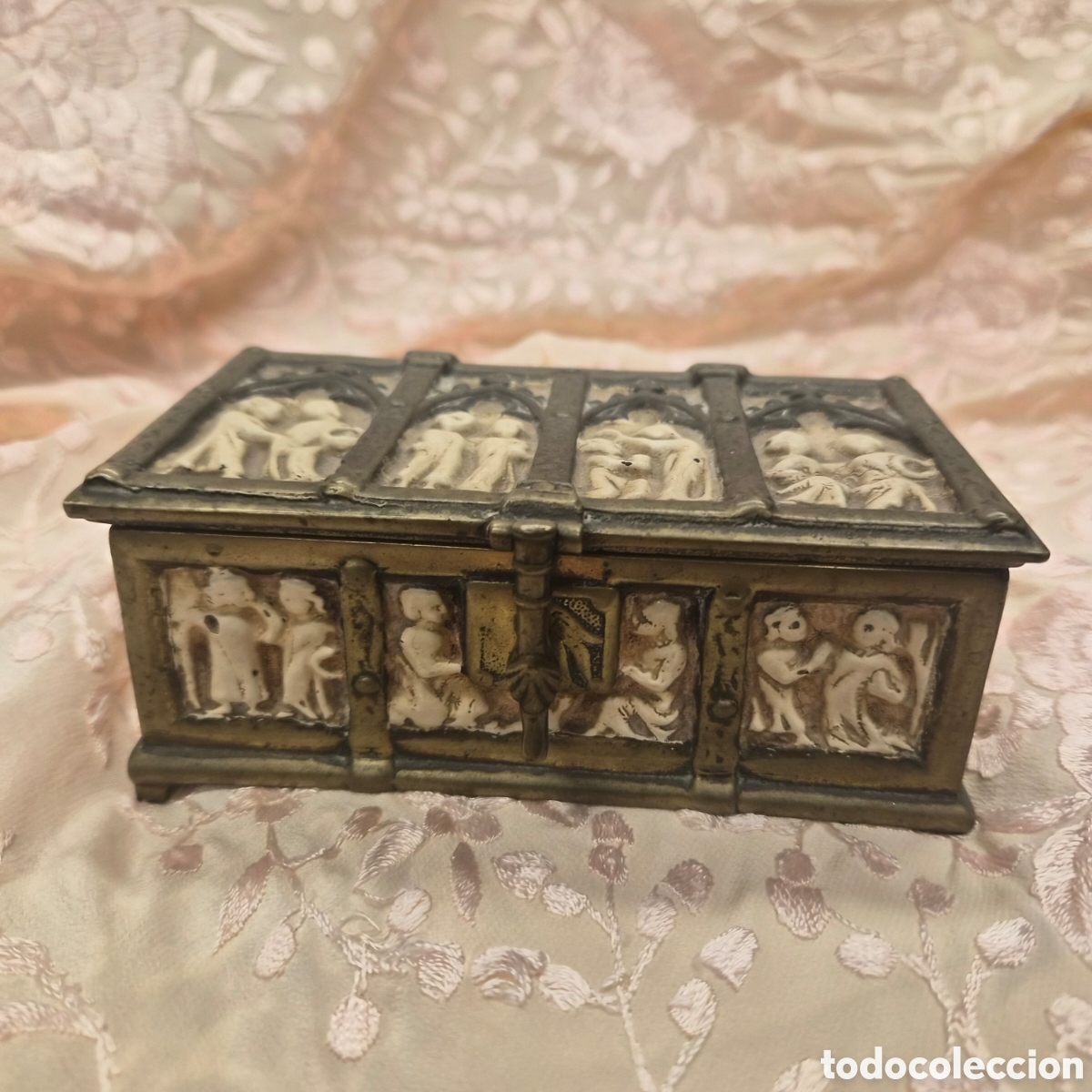 Arte: Antigua caja joyero en bronce y esmalte estilo neog&oacute;tico &ndash;Siglo XIX